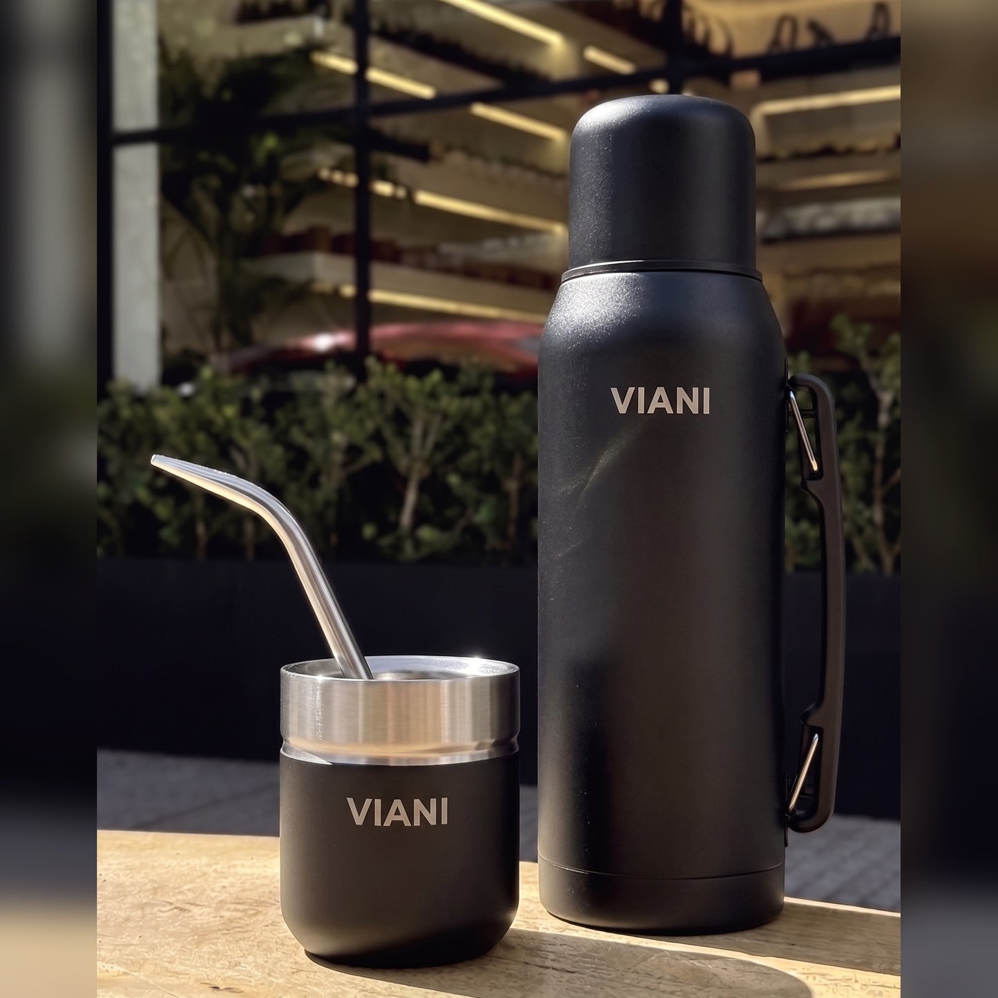 Termo VIANI Classic negro 1LT con mate, sobre mesa de madera